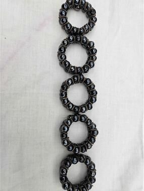 5 Striking Stone & Wire Napkin Ring Set with White Woven Napkins